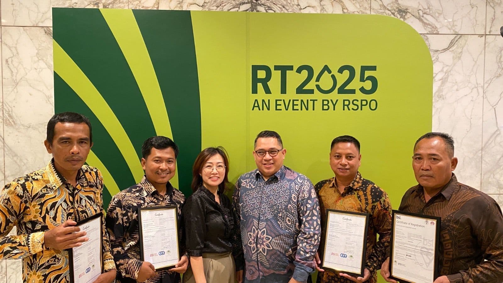 Empat Kelompok Petani Swadaya Raih Sertifikasi RSPO melalui Program SMILE 