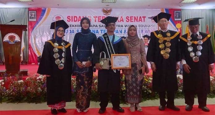 Cetak SDM Sawit Unggul, Poltek CWE Bekasi Kukuhkan 166 Wisudawan
