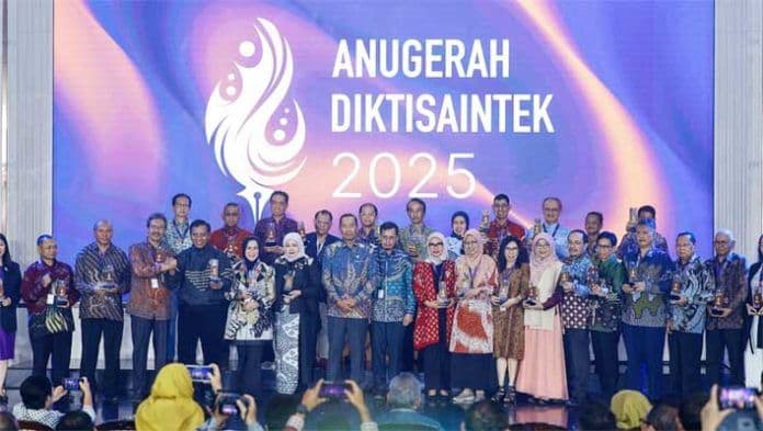 Jelang Akhir Tahun 2025, INSTIPER Raih Penghargaan Data dan Informasi Dikti Drag