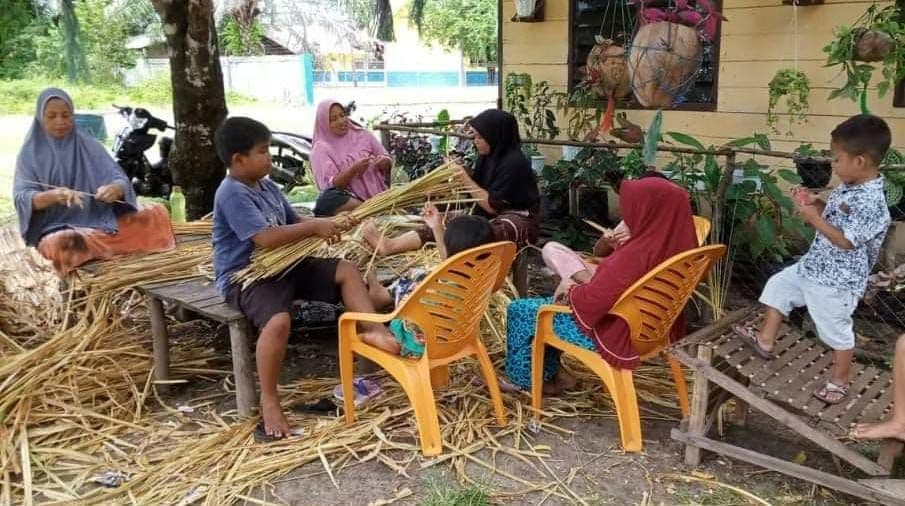 Warga Aceh Singkil Sulap Limbah Lidi Sawit Jadi Komoditas Ekspor Mendunia