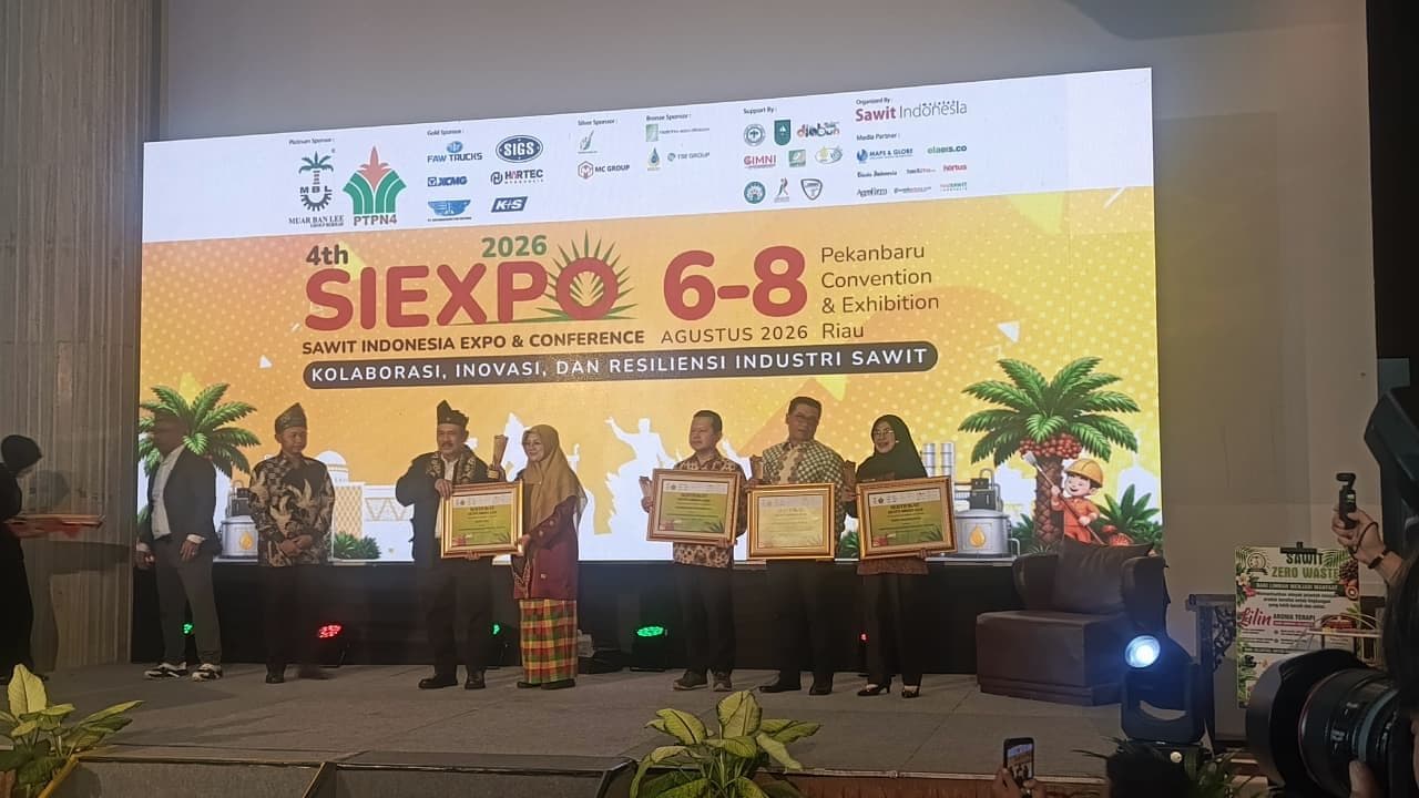 Bupati Siak Afni Zulkifli Raih SIEXPO Award 2026, Dinilai Berpihak pada Petani Sawit
